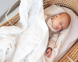 Mantita tundosado blanca con estrellas en relieve 80x110