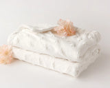 Mantita tundosado blanca con estrellas en relieve 80x110