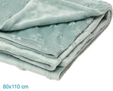 Mantita tundosado color salvia con estrellas en relieve 80x110