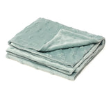 Mantita tundosado color salvia con estrellas en relieve 80x110